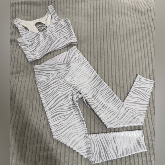 YEARS OF OURS Tiger Foil SET - Veronica Legging & Claudia Bra White Silver - Picture 6 of 7